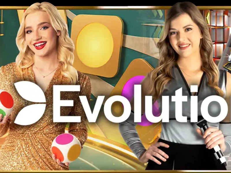 Người chơi đang phân tích chiến lược trò chơi